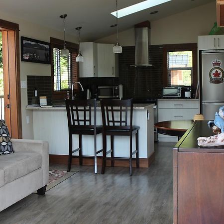 Tilby'S Rainbow Cottage Port Renfrew Esterno foto