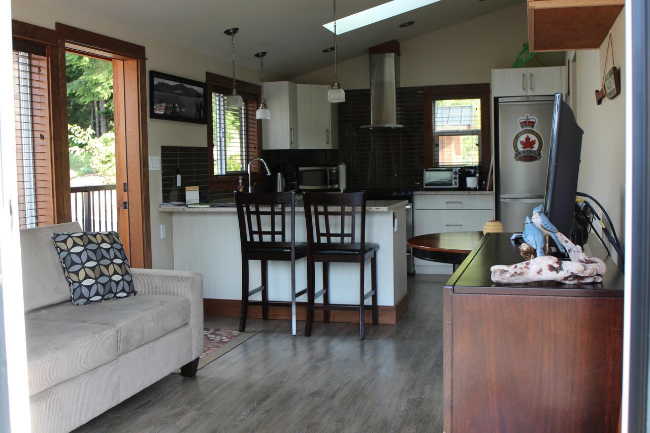 Tilby'S Rainbow Cottage Port Renfrew Esterno foto