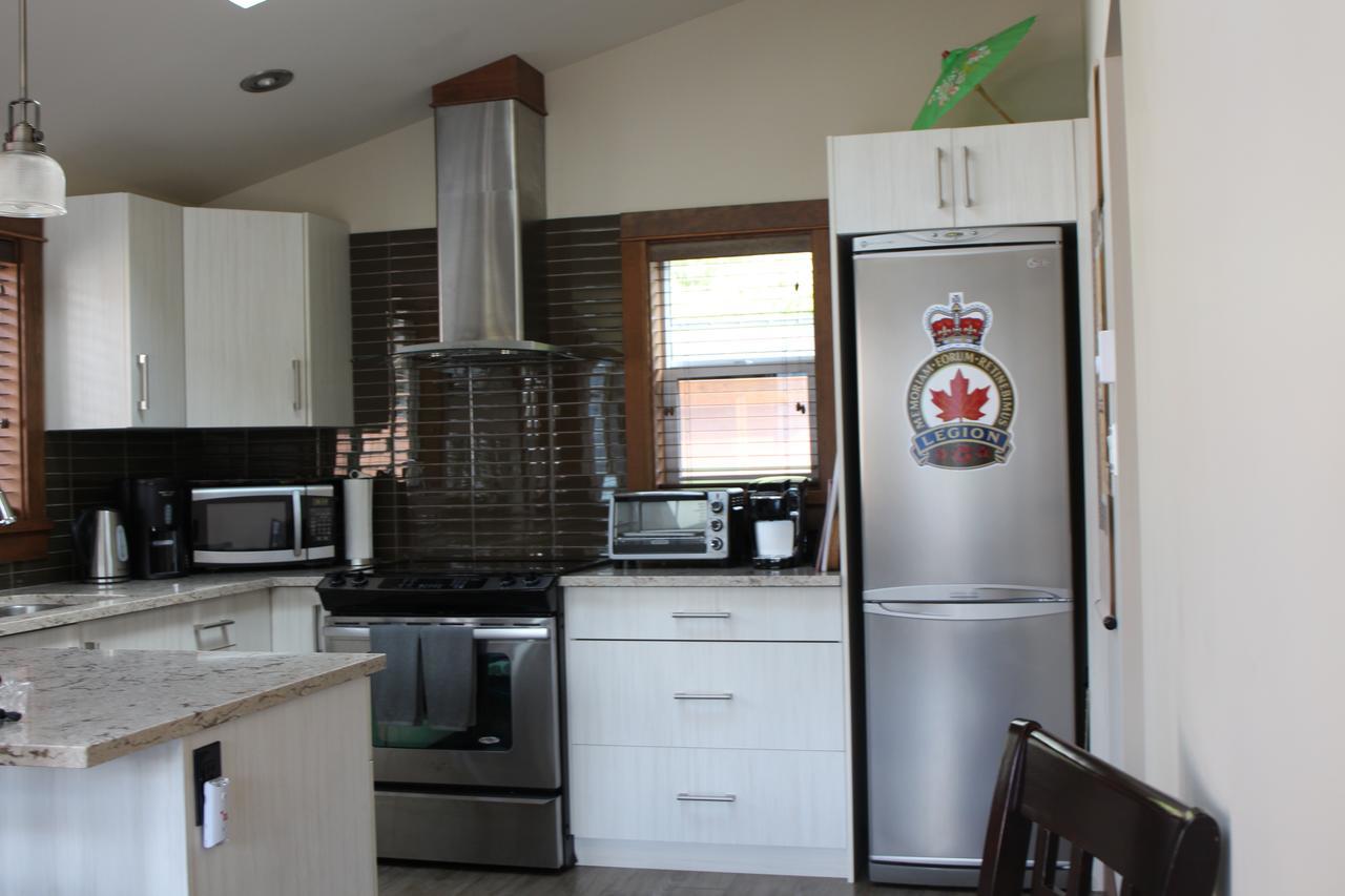 Tilby'S Rainbow Cottage Port Renfrew Esterno foto